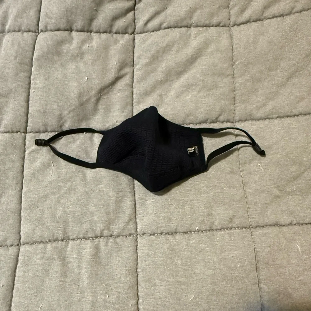 Fabletics Face Mask - Picture 3 of 3